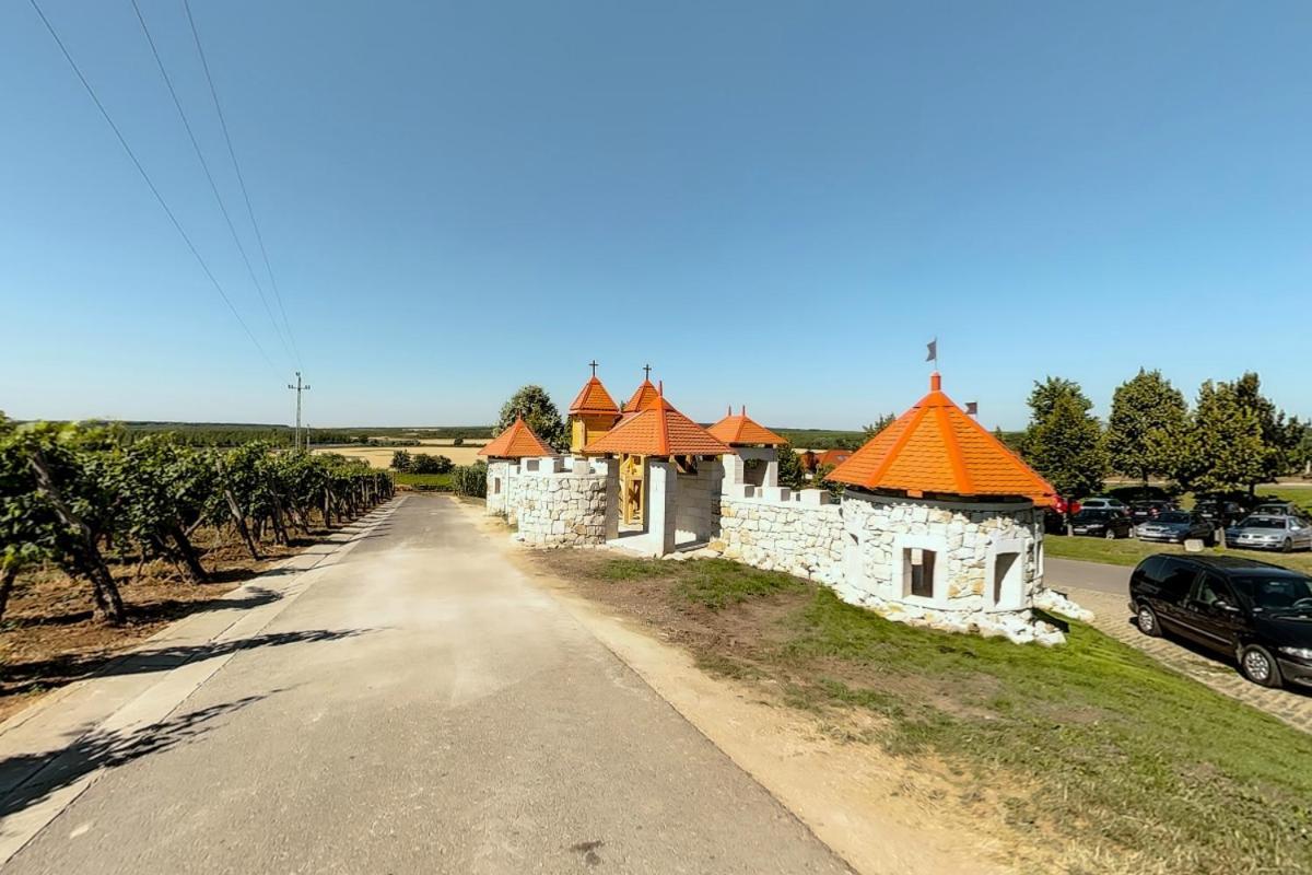 Egri Korona Borhaz Es Wellness Hotel Demjen Exterior photo