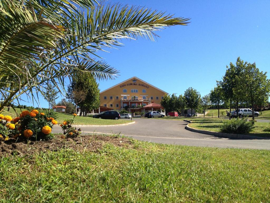 Egri Korona Borhaz Es Wellness Hotel Demjen Exterior photo